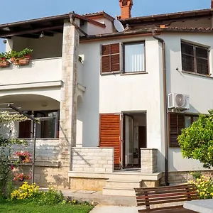 Apartman Nena, Póla